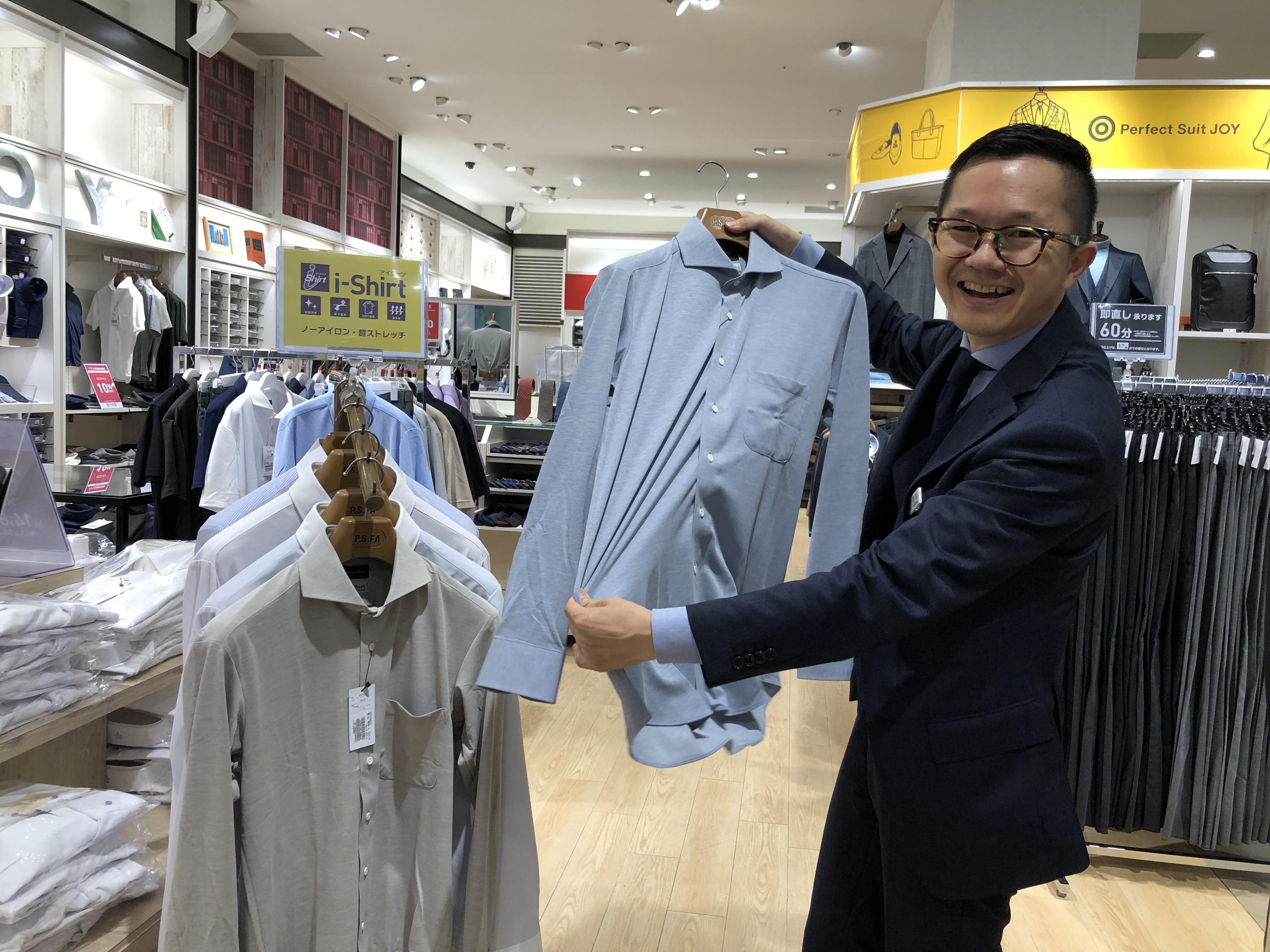 i-shirtの伸縮性を披露する柏木マネージャー.jpg